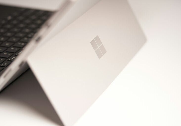 white-laptop-computer-on-white-table